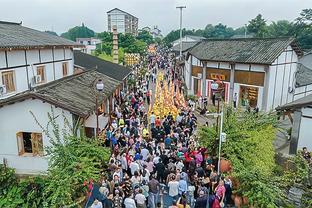 女大十八变！维多利亚庆祝50岁生日，12岁的小七身穿长裙亮相